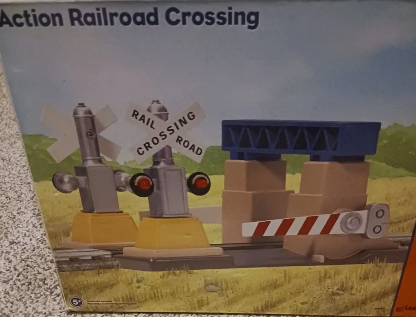 Lionel Learning Curve Action Railroad Crossing, New in Box