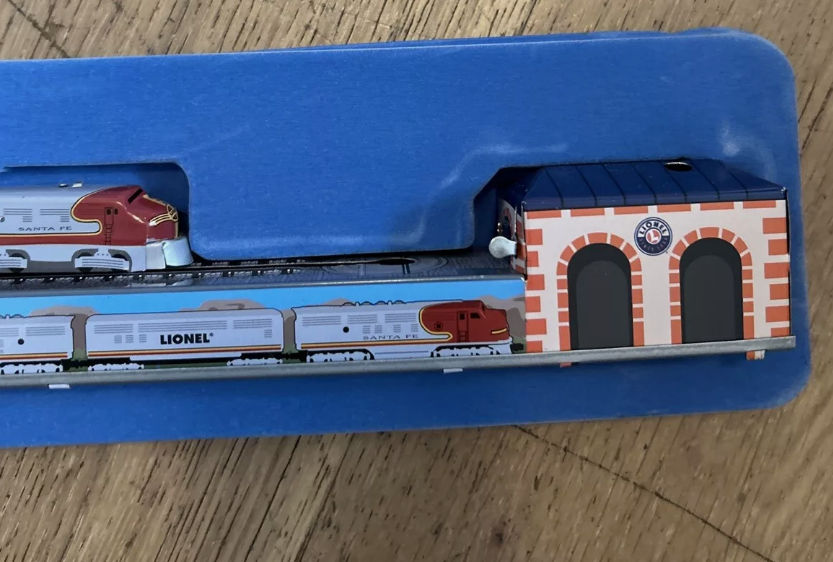 Vintage Schylling Wind Up Lionel Train Station Santa Fe Tinplate Set!