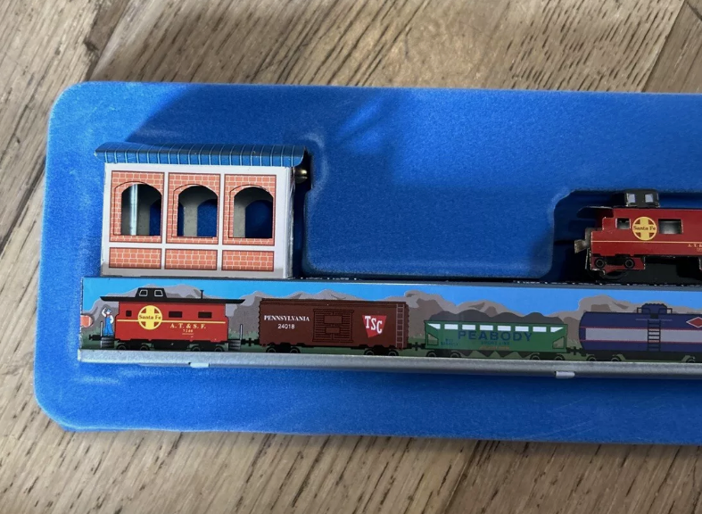 Vintage Schylling Wind Up Lionel Train Station Santa Fe Tinplate Set!